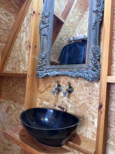 a bathroom with a black sink and a mirror at Elhamma Resort Studio in Tozeur