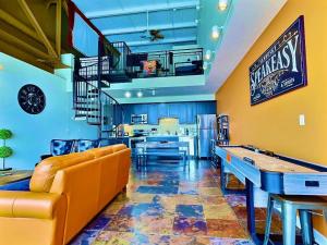 Posezení v ubytování Mario Room Waterfront Downtown View Cedar Point!