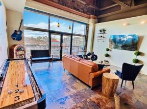 Posezení v ubytování Mario Room Waterfront Downtown View Cedar Point!