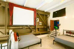 TV a/nebo společenská místnost v ubytování Mario Room Waterfront Downtown View Cedar Point!