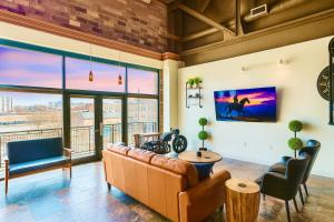 TV a/nebo společenská místnost v ubytování Mario Room Waterfront Downtown View Cedar Point! + 77 fotografií