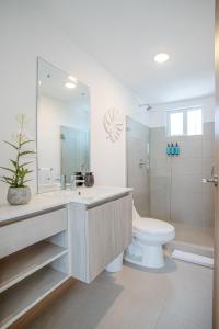 Ένα μπάνιο στο Viva Jaco Viva Jaco (10-03B) +31 φωτογραφίες