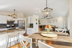 Modern Upper Unit, Hot Tub, Medicine Lake في مينيابوليس: مطبخ وغرفة طعام مع طاولة وكراسي +9 صور