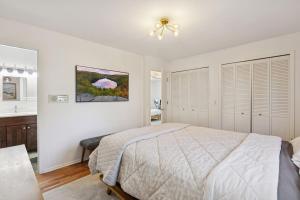 Modern Upper Unit, Hot Tub, Medicine Lake في مينيابوليس: غرفة نوم بيضاء مع سرير وحمام