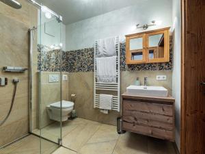 Un baño con inodoro, lavabo y ducha. en Dorf30, en Going 32 fotos más