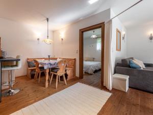 una sala de estar con una mesa y un sofá en Dorf30, en Going
