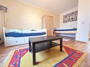 a bedroom with a desk and a bed and a table at Ruhiges Apartment Leipziger Neuseenland, direkte S-Bahn Anbindung Leipzig sowie Messe in Neukieritzsch