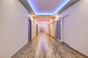 Un pasillo vacío con un techo con luces. en Hotel O GALAXY, en Jagatpur