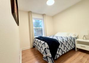 Ένα ή περισσότερα κρεβάτια σε δωμάτιο στο SEA Airport Coastal Apartments, located just 15 min from SeaTac Airport and 5 min from Des Moines Marina