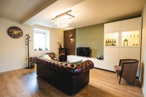 Μια τηλεόραση ή/και κέντρο ψυχαγωγίας στο Stylish and cozy house 3 rooms 3 bathrooms and sauna