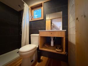 Koupelna v ubytování Cabanas do Alto da Coutada