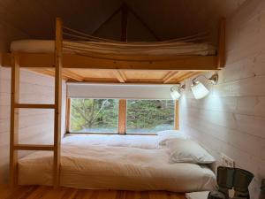 Postel nebo postele na pokoji v ubytování Cabanas do Alto da Coutada