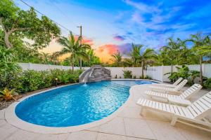 una piscina con sedie e scivolo d'acqua di Crescent Rocks Estate a Point O'Rocks