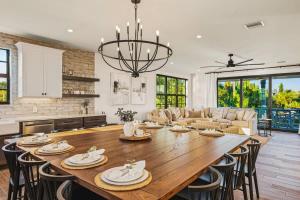 una sala da pranzo con un grande tavolo in legno con sedie di Crescent Rocks Estate a Point O'Rocks