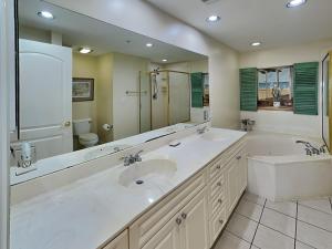 Et badeværelse på Sandpiper Condos by Tybee Vacation Rentals + 59 billeder