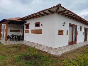 a view of a white house with a patio at Cabaña in Sáchica