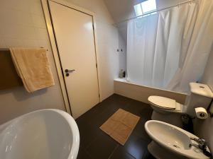 Ένα μπάνιο στο Renovated Historic House T2 +31 φωτογραφίες