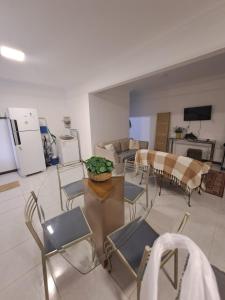 a living room with a table and chairs at Brusque Comfort Studios in Brusque +30 photos