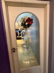 Infinit Home Duplex entero في ترماس دي ريو هوندو: مرآة مع باقة من الزهور في الغرفة