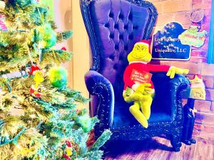 Гостиная зона в Festive Grinchmas Getaway Downtown At The Loft!