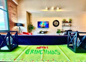 Фотография из галереи Festive Grinchmas Getaway Downtown At The Loft! в Сандаски +59 фотографий