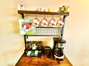 Принадлежности для чая и кофе в Festive Grinchmas Getaway Downtown At The Loft!