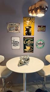 Infinit Home Duplex entero في ترماس دي ريو هوندو: طاولة في مقهى مع ملصقات على الحائط +57 صورة