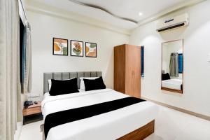 Ένα ή περισσότερα κρεβάτια σε δωμάτιο στο Hotel O Sai Palace