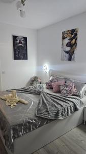 En eller flere senge i et værelse på Divine Luxury Rasnov