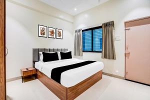 Ένα ή περισσότερα κρεβάτια σε δωμάτιο στο Hotel O Sai Palace