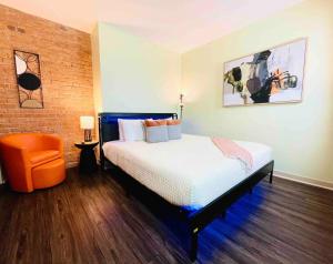 En eller flere senge i et værelse på Downtown Sleeps 8 By Cedar Point & Sports Force!