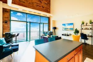 Et opholdsområde på Downtown Sleeps 8 By Cedar Point & Sports Force! + 59 billeder