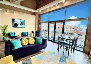 Et opholdsområde på Downtown Sleeps 8 By Cedar Point & Sports Force!