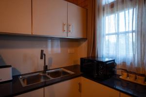 Kuchyň nebo kuchyňský kout v ubytování Bricks 90 Weligama + 61 fotografií