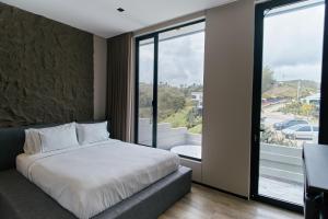 una camera da letto con un letto e una grande finestra di Roka Hotel a Guatapé Altre 177 foto