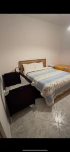 una camera da letto con un letto con una coperta sopra di Dry plaza zoi a Xiropótamos