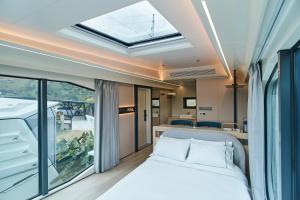 Ένα ή περισσότερα κρεβάτια σε δωμάτιο στο Roka Hotel +179 φωτογραφίες