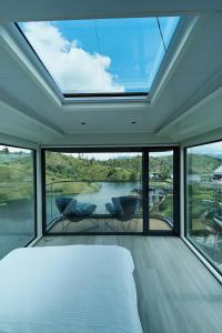 Ένα ή περισσότερα κρεβάτια σε δωμάτιο στο Roka Hotel