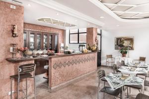 ein Restaurant mit Bar, Tischen und Stühlen in der Unterkunft Hotel Marmo in Jacareí