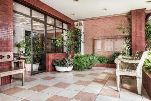 a patio with potted plants on a brick building at Hotel Marmo in Jacareí