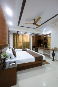 TV a/nebo společenská místnost v ubytování Hotel Shivdev 2 Min Walk From New Delhi Railway Station