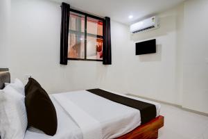 Μια τηλεόραση ή/και κέντρο ψυχαγωγίας στο Hotel O Elegance Inn