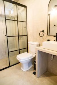 Koupelna v ubytování 2 habitaciones con baño privado y cocina equipada en el centro de Asunción