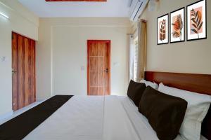 MuthugadahalliにあるHotel O Airport Nestのベッドルーム(白い大型ベッド、黒い枕付) +22枚の写真