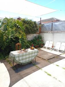a table and chairs in a backyard with a table and chairs at Alojamiento Monitor Huáscar in Talcahuano