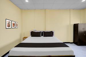 Ένα ή περισσότερα κρεβάτια σε δωμάτιο στο Hotel O Chaitanya Lodging