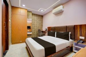 Ένα ή περισσότερα κρεβάτια σε δωμάτιο στο Townhouse Oak Panki Panchmukhi Hanuman Temple Formerly Hotel Rudra