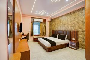 Μια τηλεόραση ή/και κέντρο ψυχαγωγίας στο Townhouse Oak Panki Panchmukhi Hanuman Temple Formerly Hotel Rudra +21 φωτογραφίες