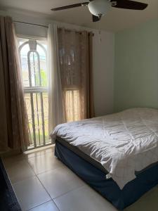 een slaapkamer met een bed voor een raam bij VillaMarina in ArraijÃ¡n