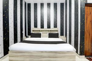 Ένα ή περισσότερα κρεβάτια σε δωμάτιο στο Hotel O Mansa Lawn & Banquets